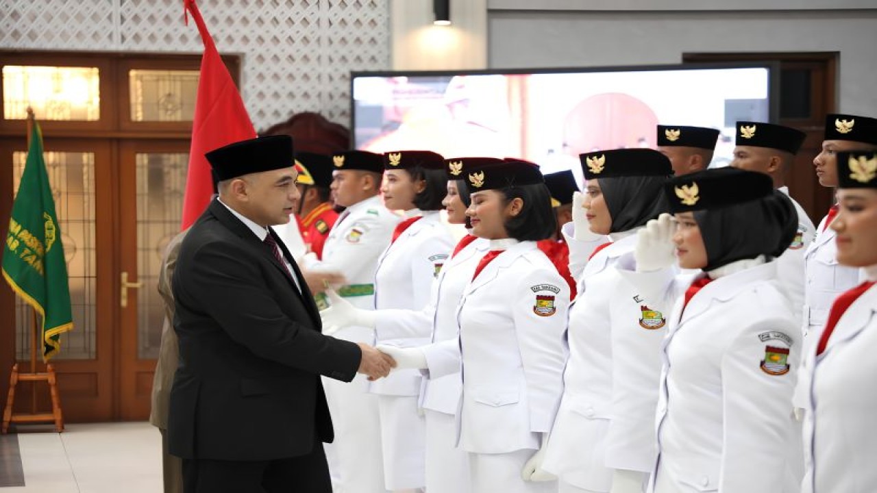 Bupati Tangerang Ahmed Zaki Iskandar mengukuhkan 50 anggota Pasukan Pengibar Bendera (Paskibra) tingkat Kabupaten. (HO/Pemkab Tangerang)