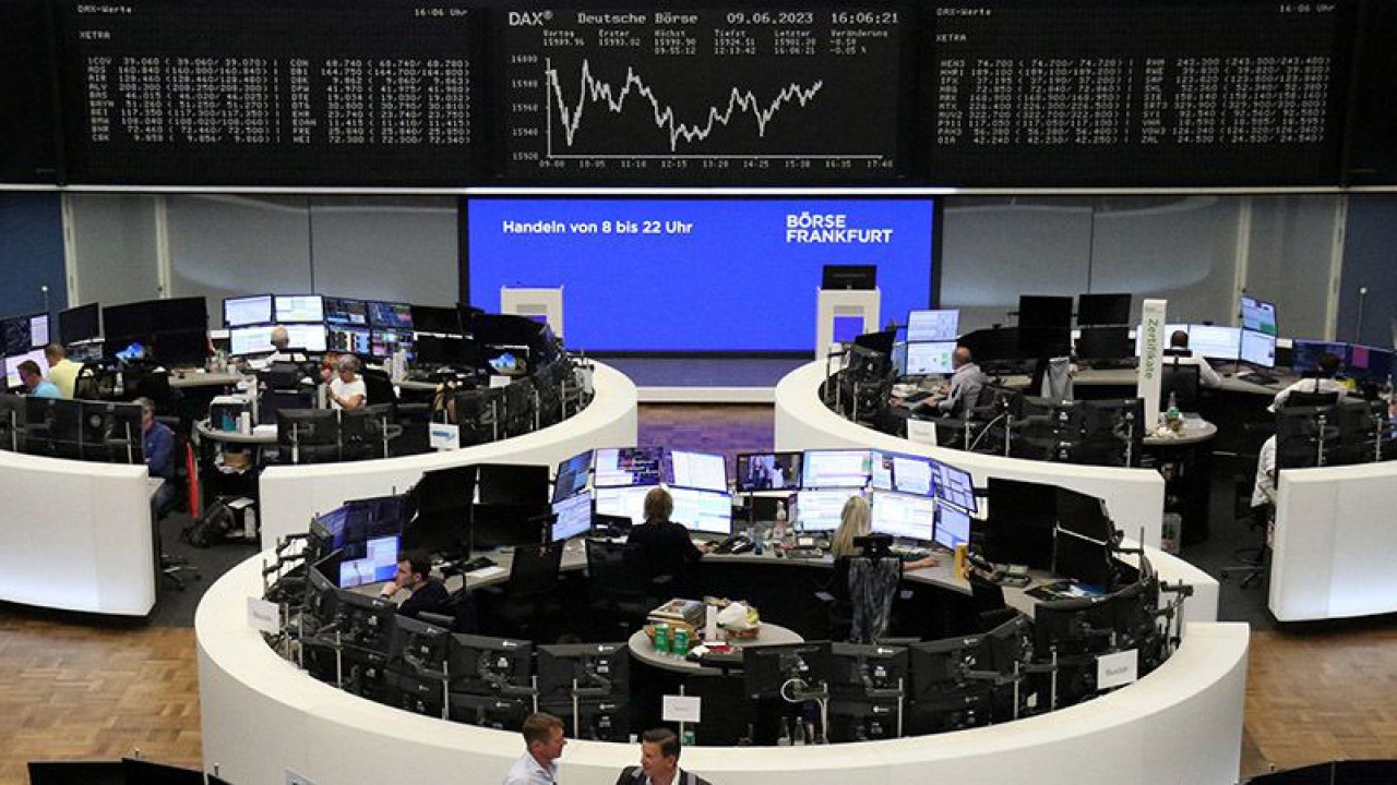 Grafik indeks harga saham DAX Jerman digambarkan di bursa saham di Frankfurt, Jerman (9/6/2023). ANTARA/REUTERS/Staff/aa.