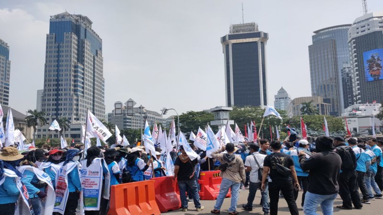 Aksi buruh di area Patung Kuda, Jakarta Pusat, Kamis (10/8/2023).  ANTARA/Risky Syukur