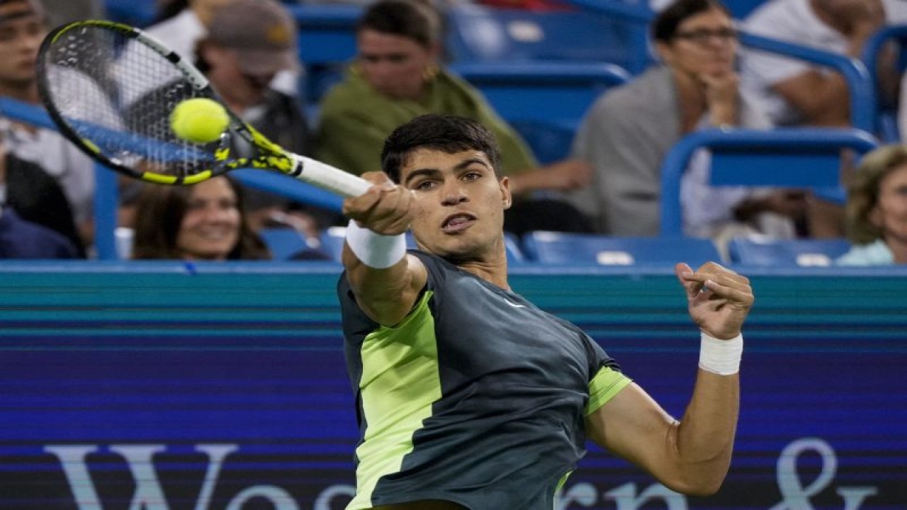 Petenis Spanyol Carlos Alcaraz beraksi pada pertandingan babak 32 besar Cincinnati Open melawan petenis Australia Jordan Thompson di Lindner Family Tennis Center, Mason, OH, AS, Selasa (15/8/2023). (ANTARA/REUTERS/USA TODAY Sports/Sam Greene)
