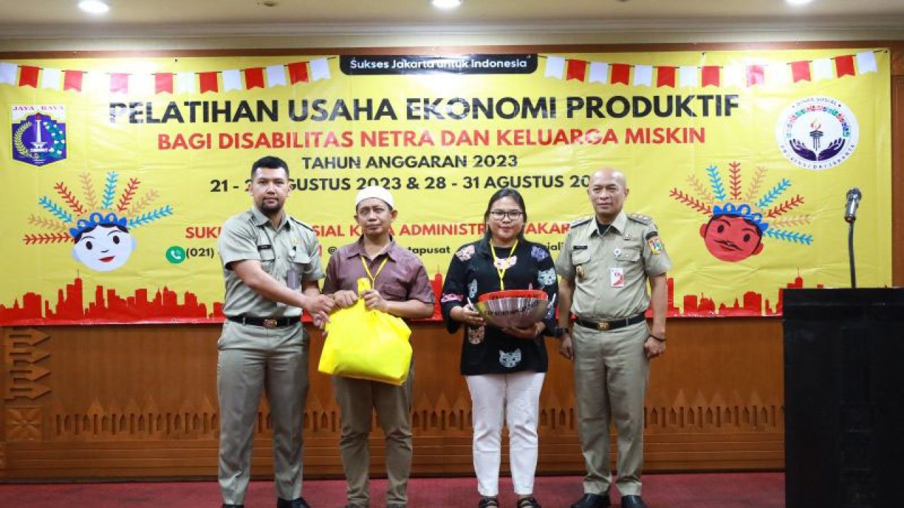 Wakil Wali Kota Jakarta Pusat Chaidir menyerahkan bantuan sosial berupa modal usaha di Kantor Wali Kota Jakarta Pusat, Senin (21/8/2023). ANTARA/HO-Sudin Kominfotik Jakarta Pusat