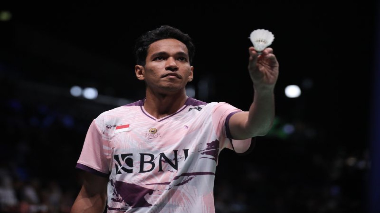 Tunggal putra Chico Aura Dwi Wardoyo lolos ke babak 32 besar Kejuaraan Dunia BWF 2023 setelah mengalahkan wakil Australia Nathan Tang dengan skor kembar 21-7, 21-17 di Copenhagen, Denmark, Senin. (ANTARA/HO-PP PBSI)