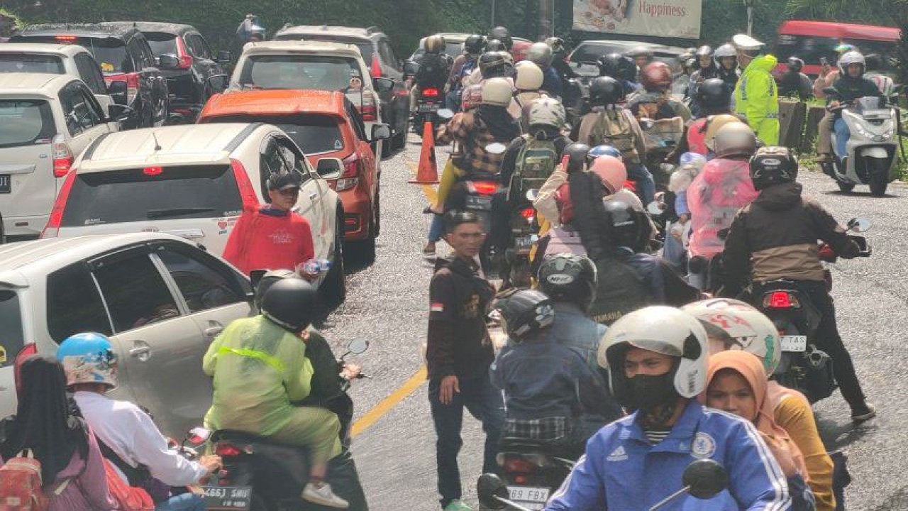 Macet hingga belasan kilometer kerap menghiasi jalur Puncak, Cianjur, Jawa Barat terutama saat libur akhir pekan dan libur panjang nasional. ANTARA/Ahmad Fikri
