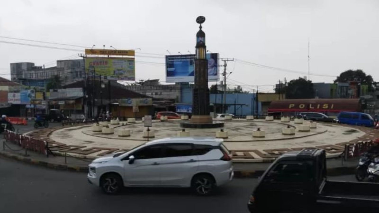 Kualitas udara baik masih disandang Kabupaten Cianjur, Jawa Barat, karena ruang terbuka hijau yang terus dijaga dan ditambah seperti yang terlihat di pintu masuk kota Cianjur.(ANTARA/Ahmad Fikri). (Ahmad Fikri)
