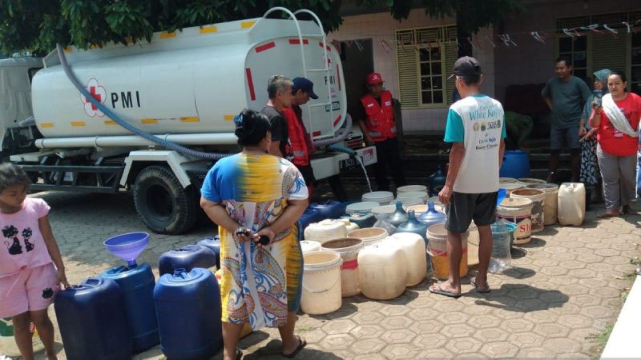 Truk tangki Palang Merah Indonesia (PMI) Kabupaten Cianjur, Jawa Barat, mendistribusikan air gersih untuk warga di Kecamatan Haurwangi, Senin (21/8/2023).(ANTARA/Ahmad Fikri). (Ahmad Fikri)