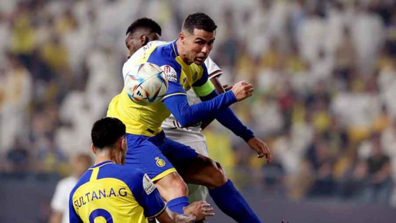 Aksi pemain Al Nassr Cristiano Ronaldo saat menghadapi Al Shabab pada Liga Arab Saudi di KSU Stadium, Riyadh, Arab Saudi, Selasa (23/5/2023). Gol CR7 menjadi penentu kemenangan Al Nassr pada laga yang berakhir 3-2 tersebut. ANTARA FOTO/REUTERS/Ahmed Yosri/rwa.