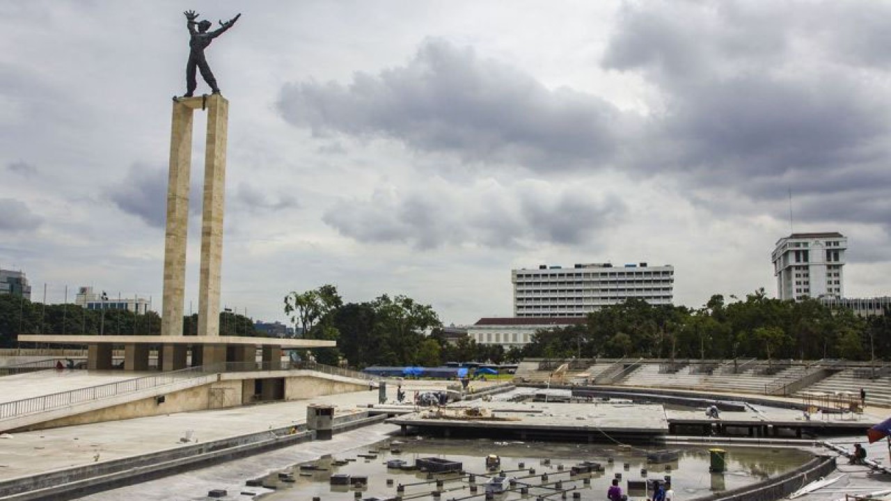 Ilustrasi - Cuaca berawan menyelimuti Lapangan Banteng, di Jakarta yang sedang di revitalisasi. ANTARA FOTO/Galih Pradipta/kye/pri. (ANTARA FOTO/GALIH PRADIPTA)