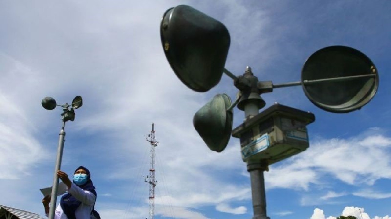 Arsip Foto - Petugas mencatat data kecepatan angin di Stasiun Klimatologi Karangploso, Malang, Jawa Timur, saat cuaca cerah berawan. (ANTARA/ARI BOWO SUCIPTO)