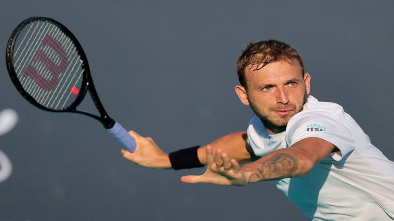 Arsip foto - Petenis Inggris Dan Evans beraksi selama pertandingan Mubadala World Tennis Championship melawan petenis AS Taylor Fritz di International Tennis Centre, Zayed Sports City, Abu Dhabi, Uni Emirat Arab pada 17 Desember 2021. (ANTARA/REUTERS/Christopher Pike)