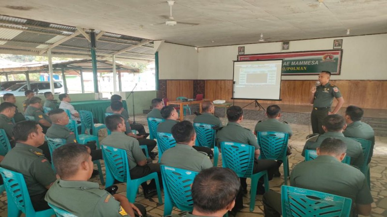 Komandan Kodim 1402/Polewali Mandar, Letkol Czi Sabar Panjaitan, saat memberikan pengarahan kepada personel TNI di Baruga Mammesa Kodim 1402 Polewali Mandar, Senin (28/8). ANTARA/HO-Kodim 1402/Polewali Mandar