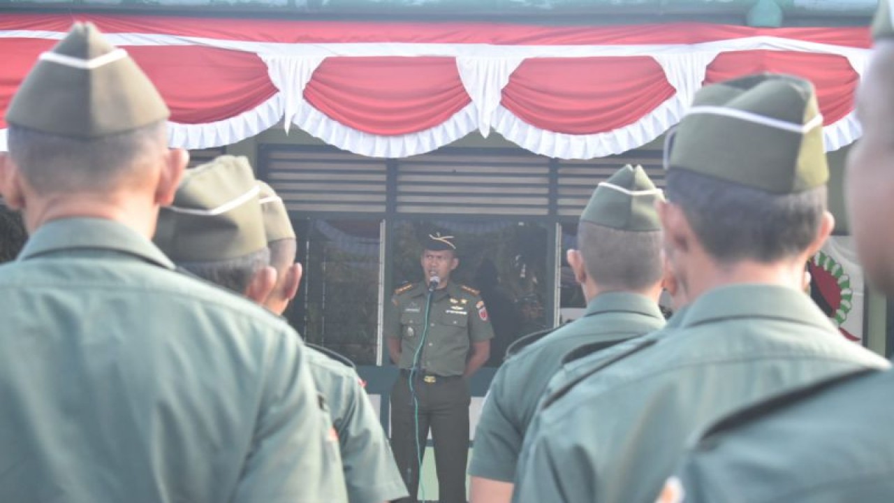 Komandan Kodim 1402 Polewali Mandar Letkol Czi Sabar Chandra Gufta Panjaitan pada apel luar biasa di Baruga Mammesa Kodim 1402 Polewali Mandar, Kamis (31/8) (ANTARA/HO/Kodim Polewali Mandar)
