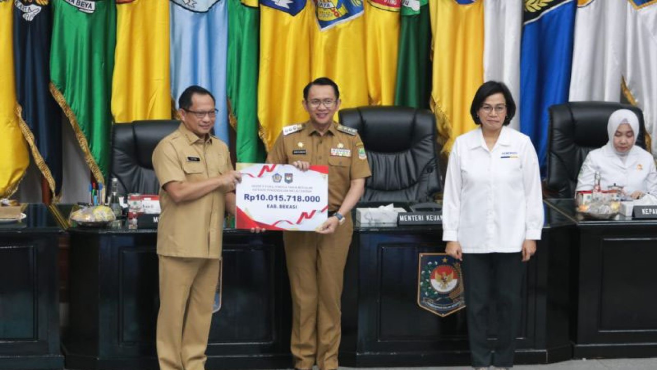 Penjabat Bupati Bekasi Dani Ramdan menerima bantuan insentif fiskal kinerja tahun berjalan pengendalian inflasi daerah periode pertama 2023 di Sasana Bhakti Praja Kementerian Dalam Negeri, Jakarta, Senin (31/7/2023). (ANTARA/Pradita Kurniawan Syah).