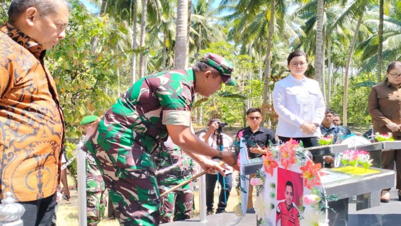 Komandan Korem 132 Tadulako di Sulawesi Tengah, Brigadir Jenderal TNI Dody Triwinarto, memberikan penghormatan kepada prajurit TNI yang gugur dalam menjalankan tugas di Monumen Tinombala, Kabupaten Poso, Sulawesi Tengah, Kamis (10/8/2023). ANTARA/HO-Penrem 132/Tadulako