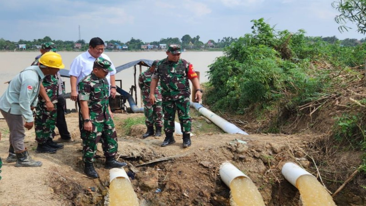 Danrem 042/Gapu Brigjen TNI Supriono yang saat menyaksikan intake pengairan sungai Batanghari untuk mencegah karhutla dan kemarau panjang.(ANTARA/HO/Penrem 042/Gapu)