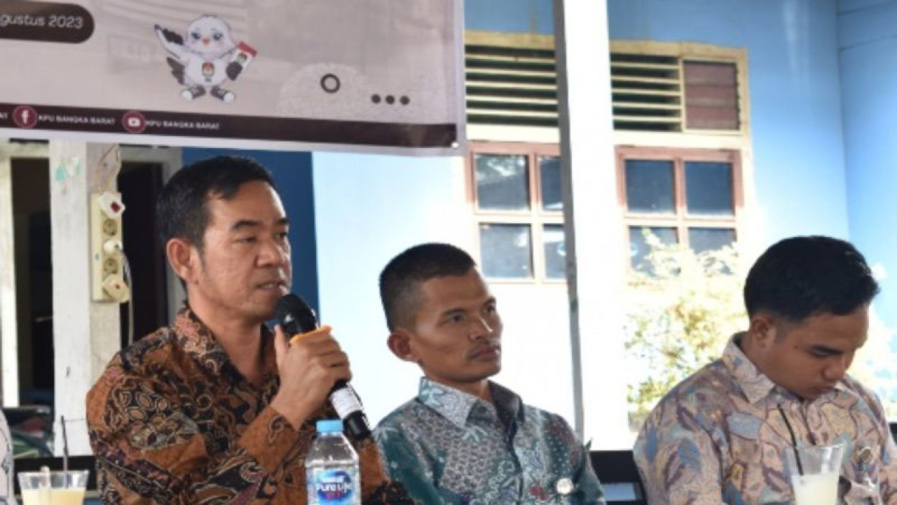 Ketua KPUD Kabupaten Bangka Barat, Darjiyono (tengah). ANTARA/ Donatus Dasapurna