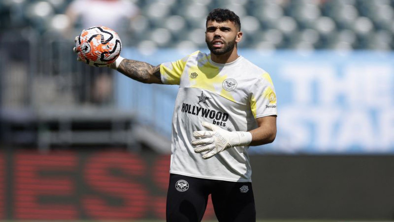 David Raya resmi gabung Arsenal dari Brentford dengan status pinjaman selama satu musim. ANTARA/AFP/ADAM HUNGER