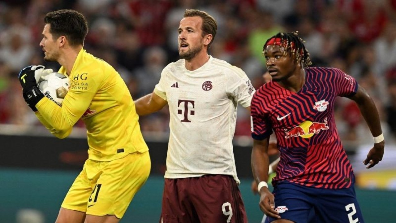 Kiper RB Leipzig Janis Blaswich (kiri) penyerang Bayern Muenchen Harry Kane (tengah) dan bek RB Leipzig Mohamed Simakan bermain dalam pertandingan Piala Super Cup 2023 di Munich pada 13 Agustus 2023. ANTARA/AFP/CHRISTOF STACHE