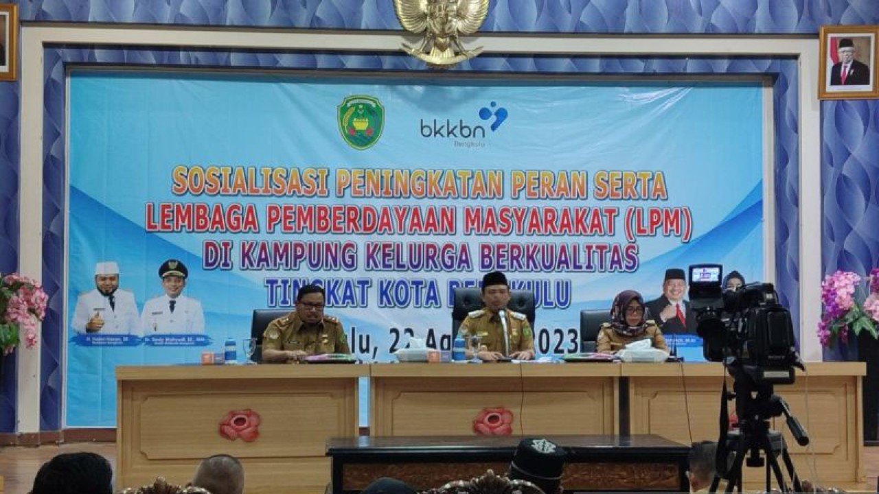 Wakil Wali Kota Bengkulu Dedy Wahyudi (ditengah) saat memberikan arahan terkait program kampung keluarga berkualitas. ANTARA/Anggi Mayasari