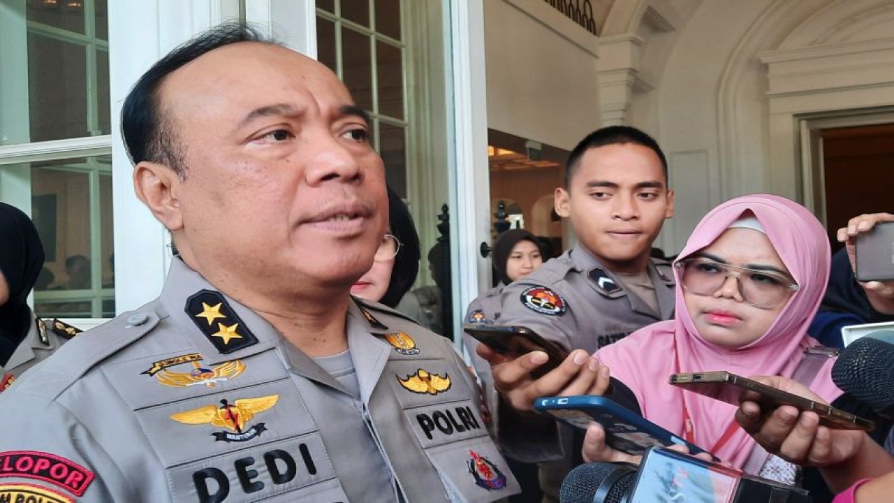 Asisten Kapolri Bidang Sumber Daya Manusia Irjen Pol. Dedi Prasetyo saat memberikan keterangan usai menghadiri webinar "Peningkatan Kompetensi Polwan Mendukung Pemilu 2024 Damai" di Jakarta Selatan, Selasa (29/8/2023). (ANTARA/Laily Rahmawaty)
