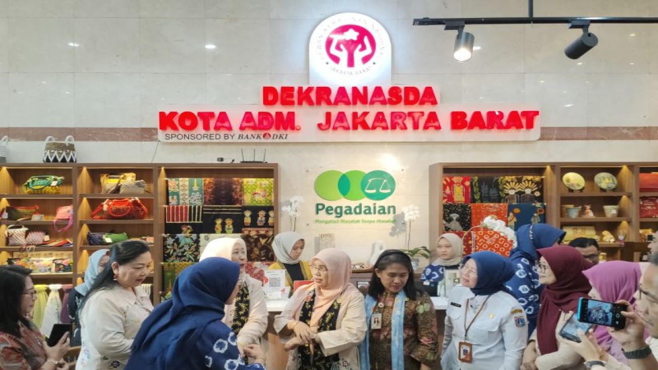 Pejabat (Pj) Ketua Dewan Kesenian Nasional Daerah (Dekranasda) DKI Jakarta, Mirdiyanti Budi Hartono bersama jajaran Pemerintah Provinsi DKI Jakarta sedang meninjau gerai Dekranasda di kantor Wali Kota Jakarta Barat, Rabu (30/8/2023). ANTARA/Risky Syukur