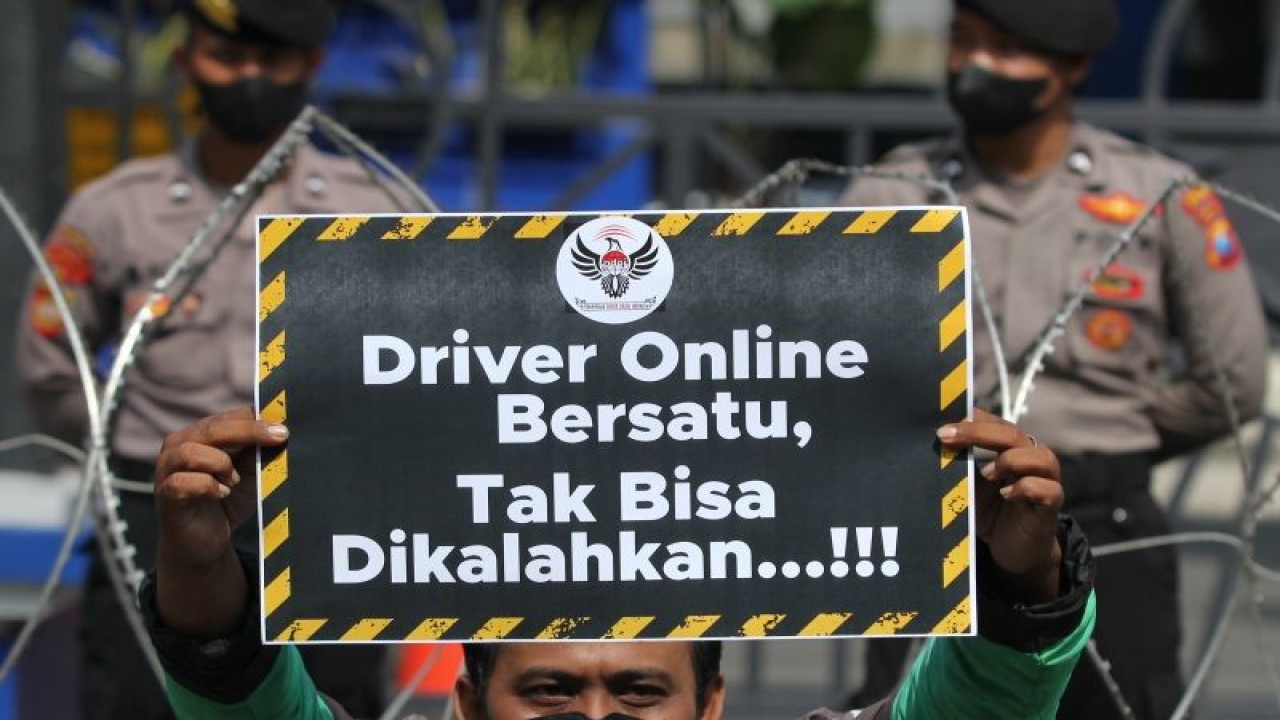 Pengemudi daring atau ojek daring berunjuk rasa di frontage Jalan A Yani, Surabaya, Jawa Timur, Kamis (24/3/2022). ANTARA FOTO/Didik Suhartono/rwa.