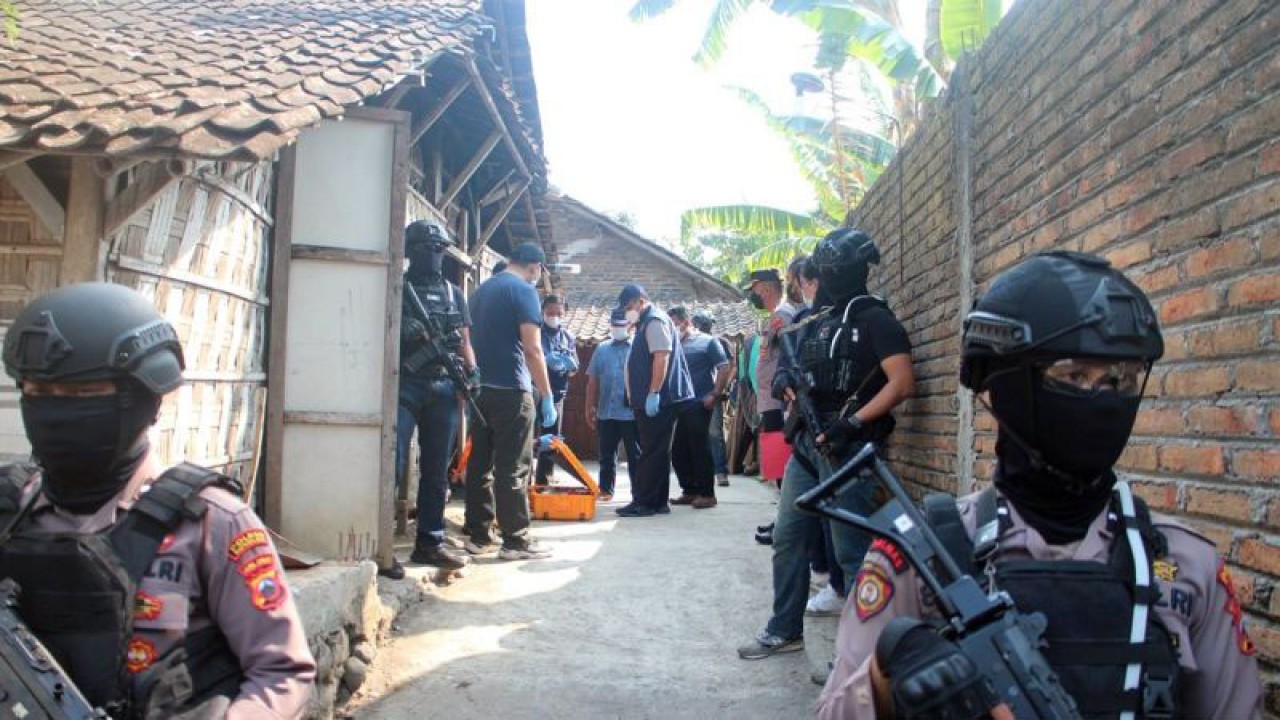 Sejumlah polisi melakukan pengamanan di lokais penggeledahan di rumah terduga teroris S di, RT 3 RW 2 Desa Trayu Kecamatan Banyudono Kabupaten Boyolali, Jawa Tengah, Jumat (4/8/2023). ANTARA/Bambang Dwi Marwoto.