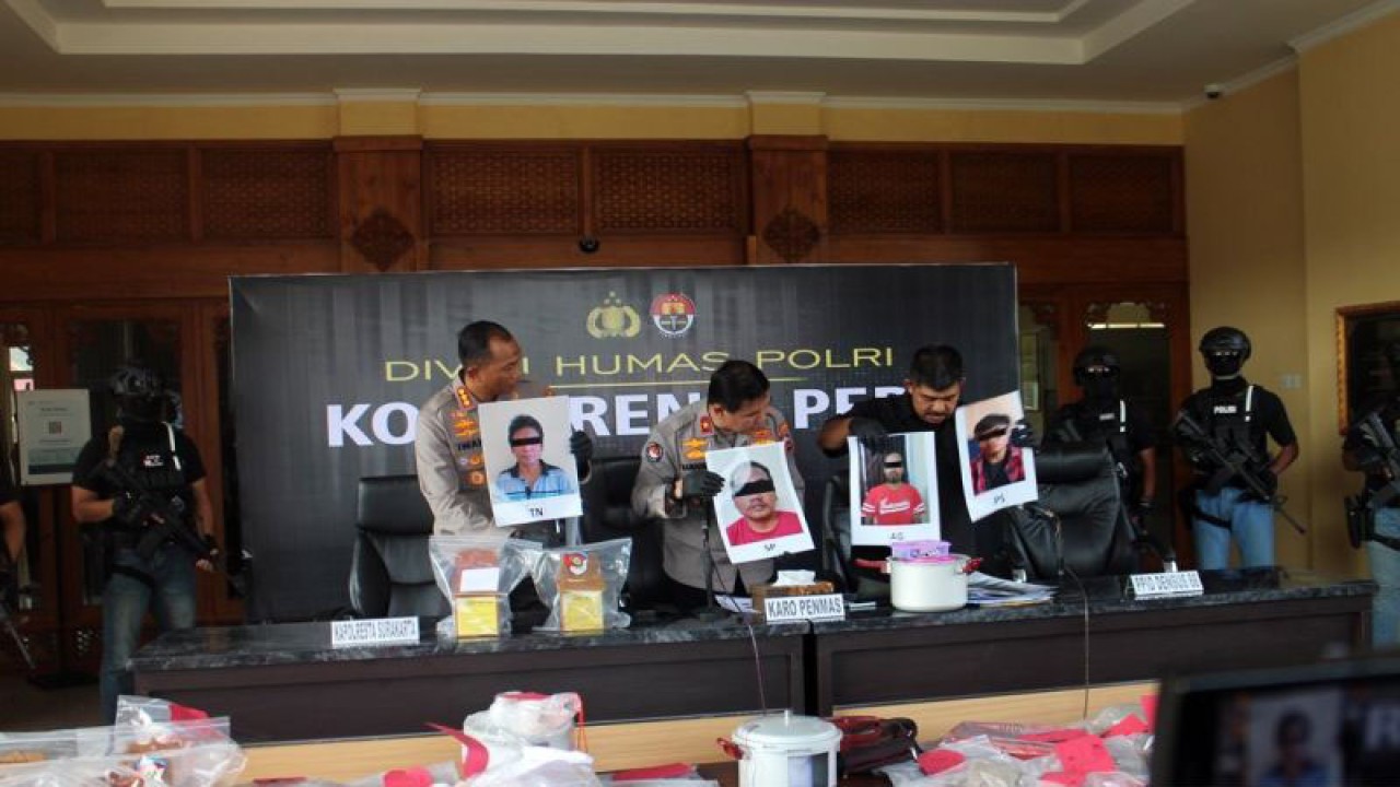 PPID Densus 88 Antiteror Mabes Polri Kombes Pol Aswin Siregar (kanan) mendampingi Kepala Biro Penerangan Masyarakat (Kabiropenmas) Divisi Humas Polri Brigjen Pol Ahmad Ramadhan (tengah) menunjukan foto para tersangka dalam konferensi Pers di Mapolresta Surakarta, Jumat (4/8/2023). ANTARA/Bambang Dwi Marwoto.