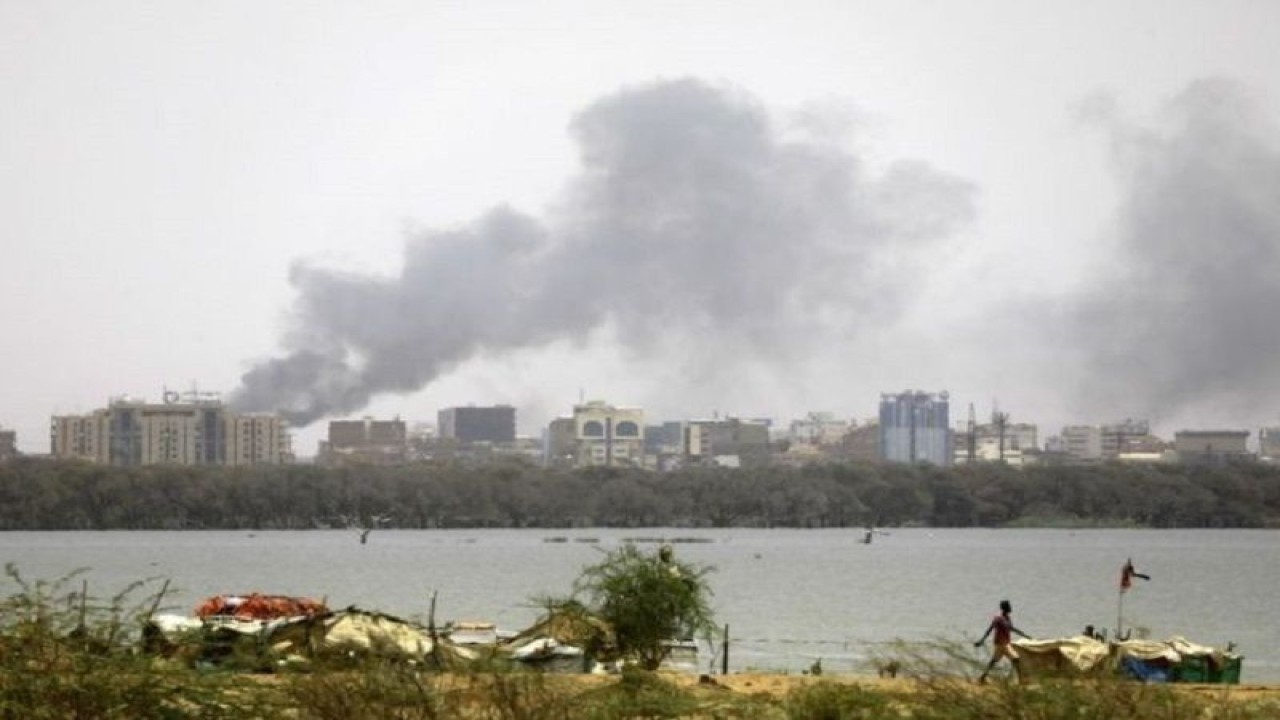 Asap mengepul di udara dari sebuah gedung yang terbakar akibat bentrokan antara angkatan bersenjata pemerintah Sudan dengan kelompok paramiliter RSF di Khartoum, Sudan. (Xinhua)