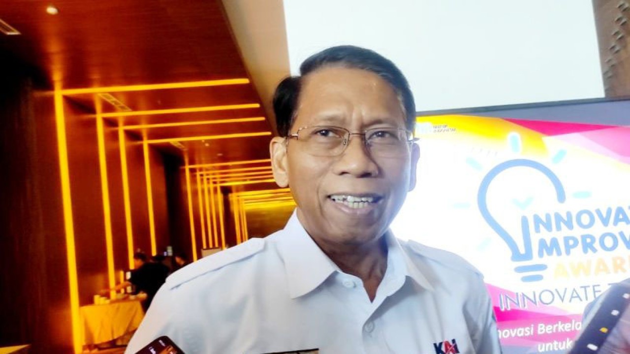 Direktur Utama PT KAI (Persero) Didiek Hartantyo memberikan keterangan kepada wartawan di Banyuwangi, Jatim. Selasa (15/8/2023) ANTARA/Novi Husdinariyanto