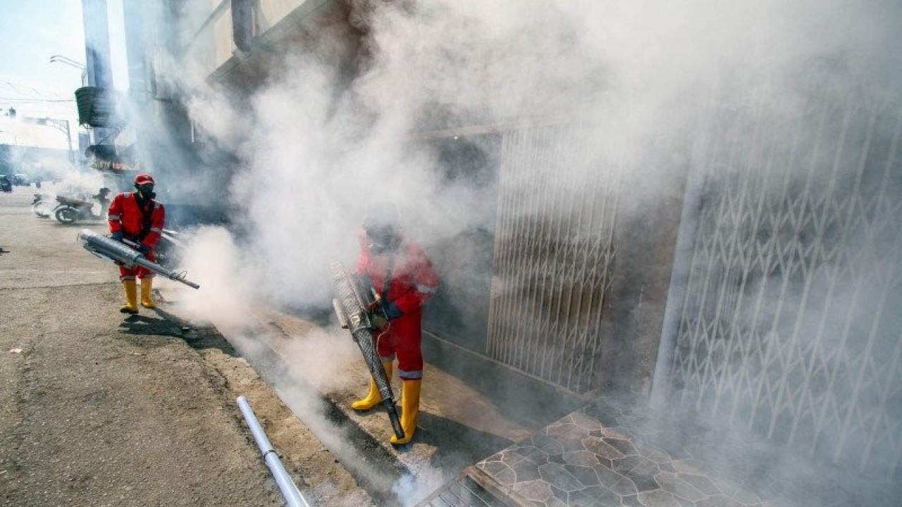 Arsip Foto - Petugas melakukan pengasapan untuk memberantas sarang nyamuk perantara penularan penyakit demam berdarah dengue. (ANTARA FOTO/Rahmad/pras)