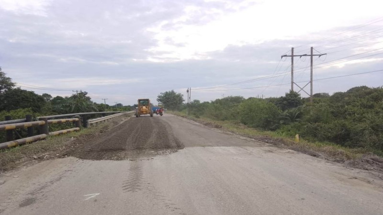 Dinas PUPR-PKPP Riau memperbaiki jalan yang berlubang pada puluhan titik di ruas Kandis- Tapung Hilir Kabupaten Kampar Provinsi Riau. Antara/HO-Humas PUPR Riau.