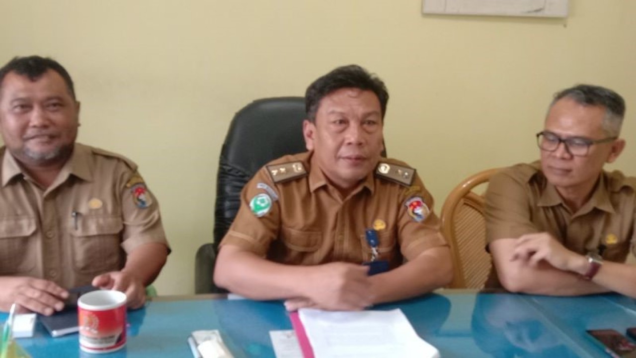 Pihak Dinas Kesehatan Kabupaten Mukomuko, Provinsi Bengkulu, menggelar jumpa pers terkait penyebab kematian satu keluarga di Desa Lubuk Sanai, Senin (14/8/2023) FOTO ANTARA/Ferri.