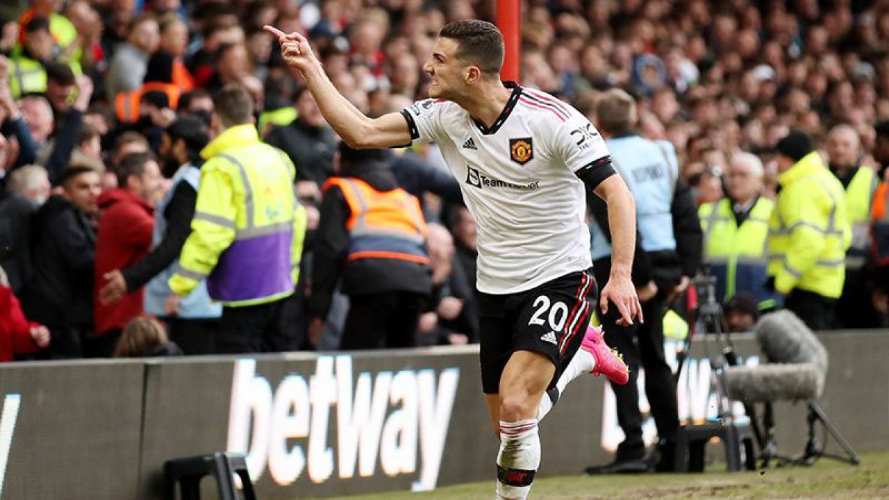 Selebrasi Diogo Dalot setelah mencetak gol kedua Manchester United dalam pertandingan Liga Premier Inggris lawan Nottingham Forest di The City Ground, Nottingham, Inggris (16/4/2023). ANTARA/REUTERS/Chris Radburn/aa. (REUTERS/CHRIS RADBURN)