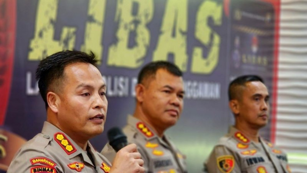 Direktur Pembinaan Masyarakat (Binmas) Polda Jawa Tengah Kombes Pol.Lafri Prasetyono (kiri) (ANTARA/ I.C.Senjaya)