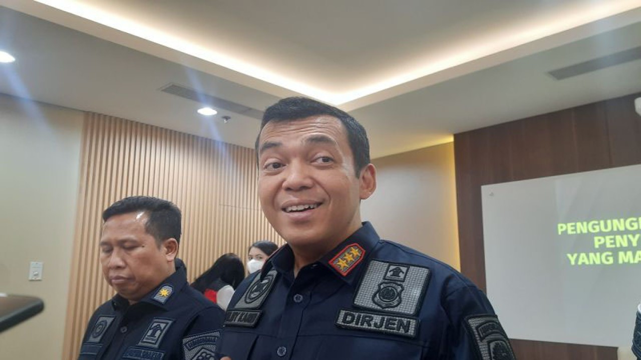 Direktur Jenderal Imigrasi Silmy Karim saat konferensi pers "Pengungkapan Tersangka Kasus Penyelundupan Manusia Masuki Proses Peradilan di Gedung Ditjen Imigrasi, Jakarta, Rabu (2/8/2023). (ANTARA/Narda Margaretha Sinambela)