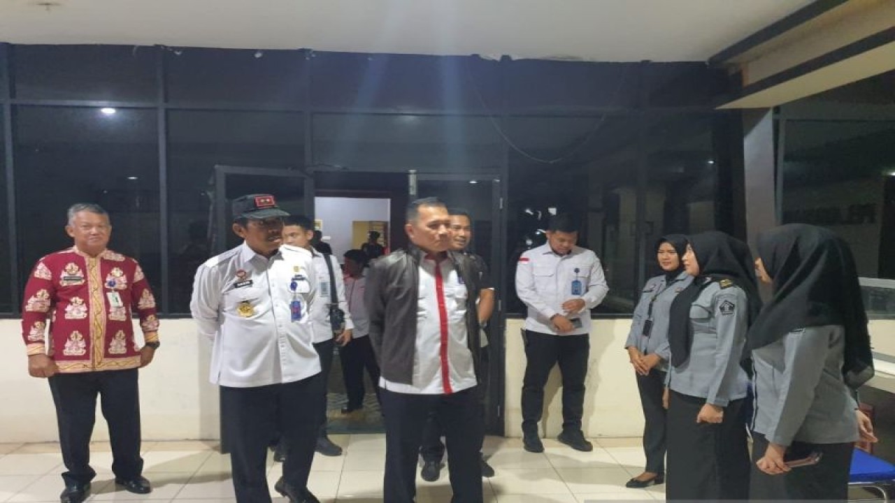 Dirjen HAM Kemenkumham RI Dhahana Putra saat mengunjungi Rutan Padang, Rabu (9/8/2023) malam. ANTARA/FathulAbdi.