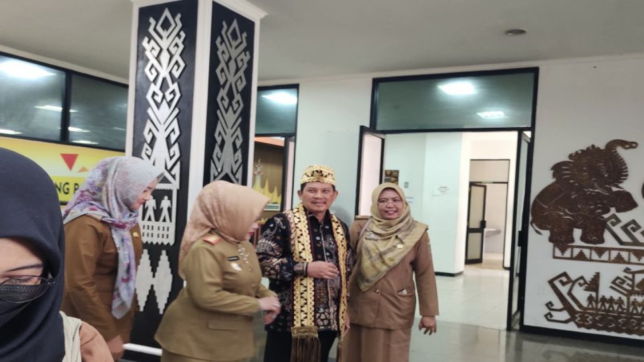 Direktur Utama Badan Penyelenggara Jaminan Sosial (BPJS) Kesehatan Ali Ghufron Mukti saat menghadiri peluncuran Universal Heatlh Coverage (UHC) di Bandarlampung, Senin (28/8/2023). ANTARA/Ruth Intan Sozometa Kanafi.