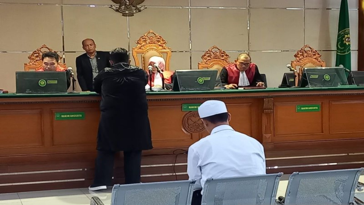 Terdakwa kasus suap pengadaan jaringan internet (internet service provider/ISP) pada proyek Bandung Smart City, Direktur Utama PT CIFO Sonny Setiadi, mendengarkan tuntutan jaksa penuntut umum KPK di Pengadilan Negeri Bandung, Rabu (23/8/2023). (ANTARA/Ricky Prayoga)