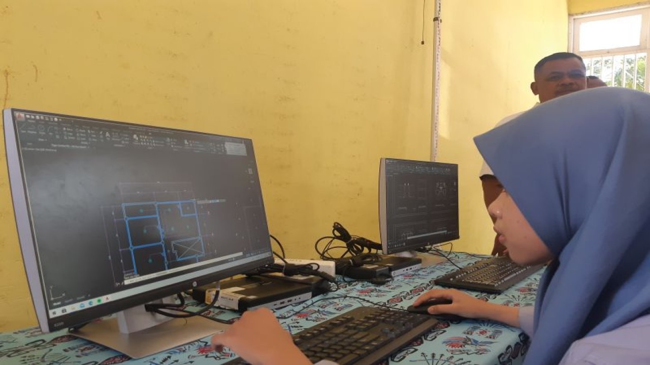 Siswa Kelas XII Jurusan Desain pemodelan dan Informasi Bangunan saat mempraktikan desain bangunan dalam kegiatan job fair dan pameran, Rabu (16/8) (ANTARA/Ardiles Leloltery)