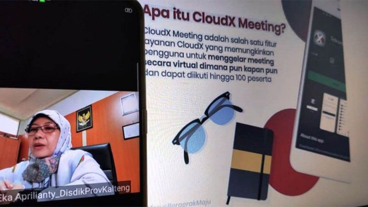 Kepala Bidang Pembinaan SMK Dinas Pendidikan Provinsi Kalteng Eka Aprilianty saat mencoba CloudX Conference yang diberikan Telkomsel kepada sejumlah sekolah di provinsi ini di Palangka Raya, Rabu (29/4/2020). ANTARA/HO-Telkomsel