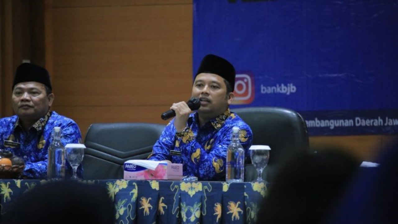 Wali Kota Tangerang Arief R. Wismansyah didampingi Kepala Dinas Pendidikan Jamaluddin memberikan arahan kepada para guru dalam program pendidikan. ANTARA/HO-Pemkot Tangerang