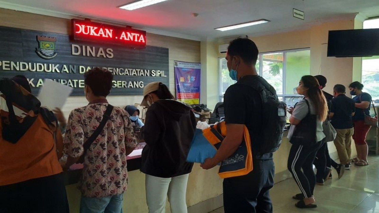 Sejumlah warga mengantri untuk mengajukan permohonan pembuatan KTP di Kantor Disdukcapil Tangerang, Banten. (ANTARA/Azmi Samsul Maarif)
