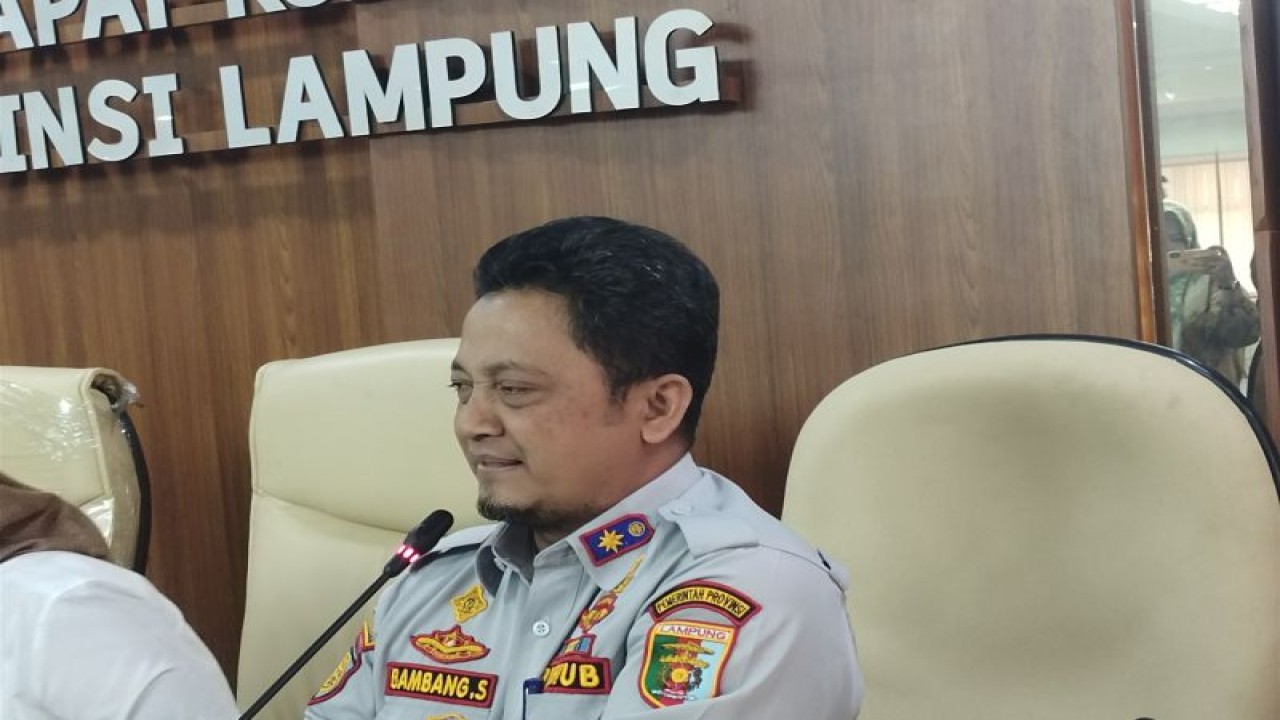 Kepala Dinas Perhubungan Provinsi Lampung Bambang Sumbogo saat memberi keterangan terkait pengendalian kendaraan ODOL di Lampung. ANTARA/Ruth Intan Sozometa Kanafi.