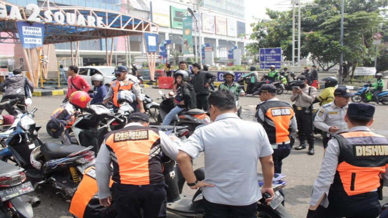 Petugas melaksanakan razia parkir liar di kawasan Pademangan, Jakarta Utara, Selasa (8/8/2023). ANTARA/HO-Kominfotik Jakarta Utara