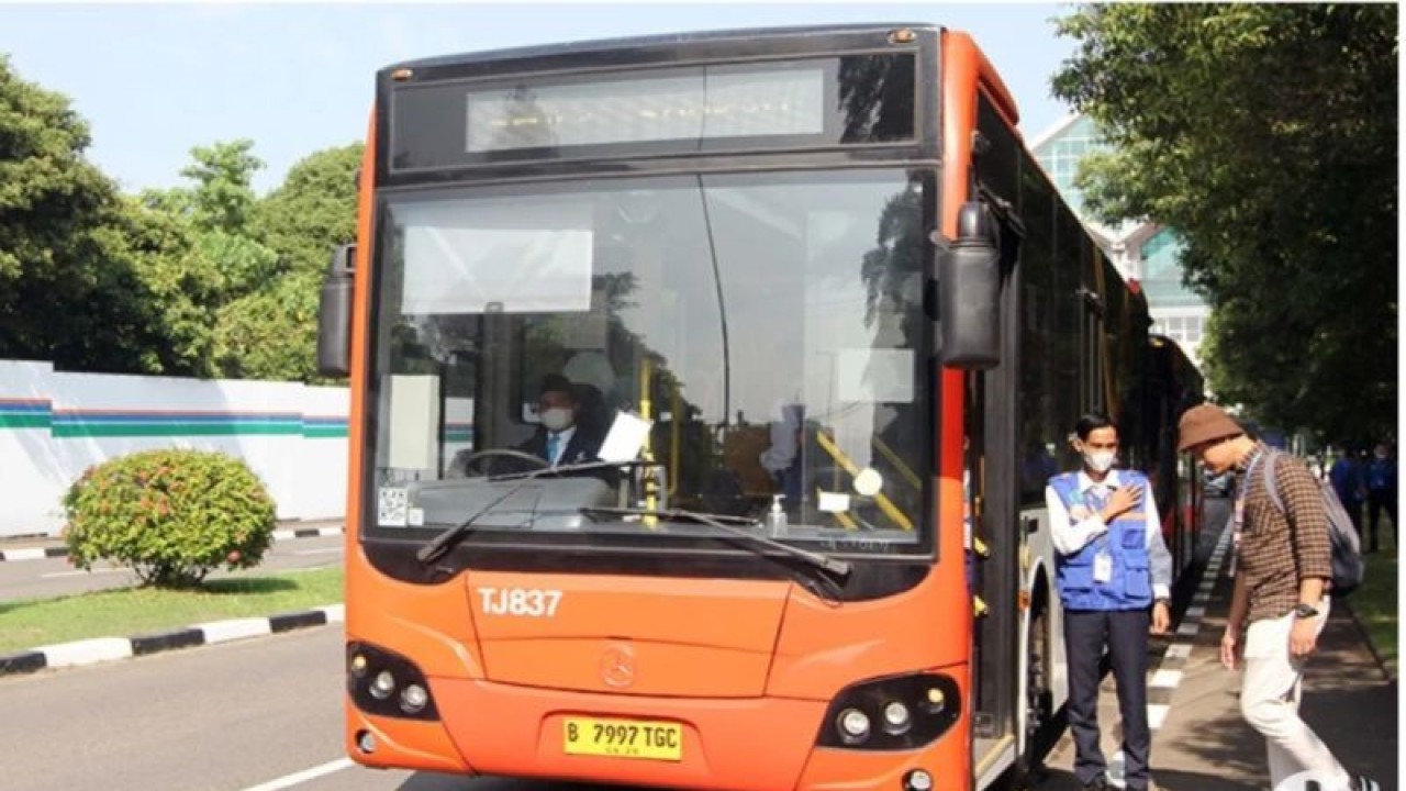 Penumpang bersiap menaiki bus TransJakarta saat uji coba rute baru TransJakarta di Bandara Soekarno Hatta, Tangerang, Banten, Rabu (5/7/2023). PT TransJakarta membuka rute baru Terminal Kalideras menuju Bandara Soekarno Hatta yang ditujukan untuk para pekerja bandara dan pengguna bandara dengan tarif Rp3500. (ANTARA FOTO/Muhammad Iqbal/foc)