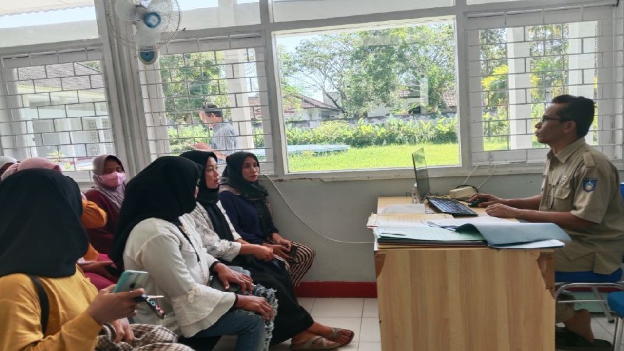 Para CPMI saat melakukan proses BAP di Mall Pelayanan Publik Kabupaten Lombok Tengah, Provinsi Nusa Tenggara Barat (FOTO ANTARA/Akhyar Rosidi)
