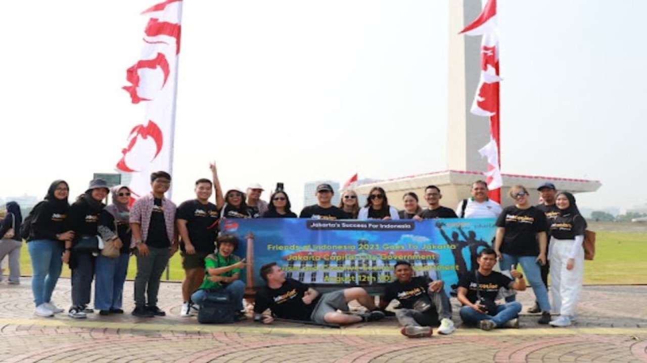 Peserta program Friends of Indonesia (FOI) 2023 dalam sebuah kunjungan ke Monumen Nasional (Monas), Jakarta Pusat. Antara/Ho-PPID DKI Jakarta