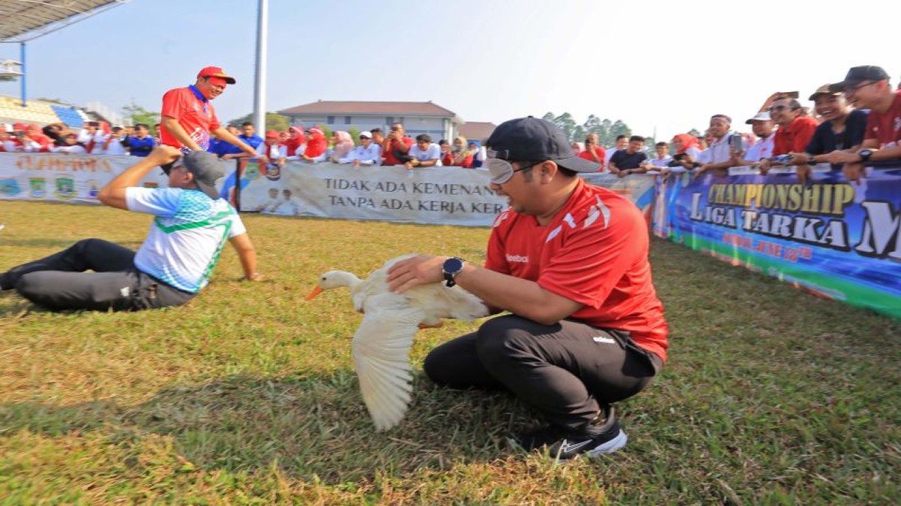 Wali Kota Tangerang, Arief R Wismansyah ikut lomba menangkap bebek di Stadion Benteng Reborn, Jumat, bersama pegawai dalam rangka perlombaan semarak Kemerdekaan HUT RI. HO/Pemkot Tangerang