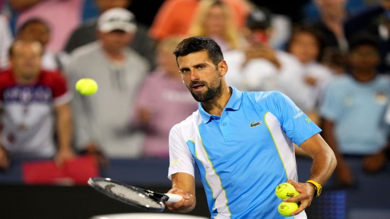 Petenis Serbia Novak Djokovic beraksi dalam pertandingan babak ketiga Cincinnati Open melawan petenis Prancis Gael Monfils di Lindner Family Tennis Center, Mason, OH, AS, Kamis (17/8/2023). (ANTARA/REUTERS/USA TODAY Sports/Kareem Elgazzar)