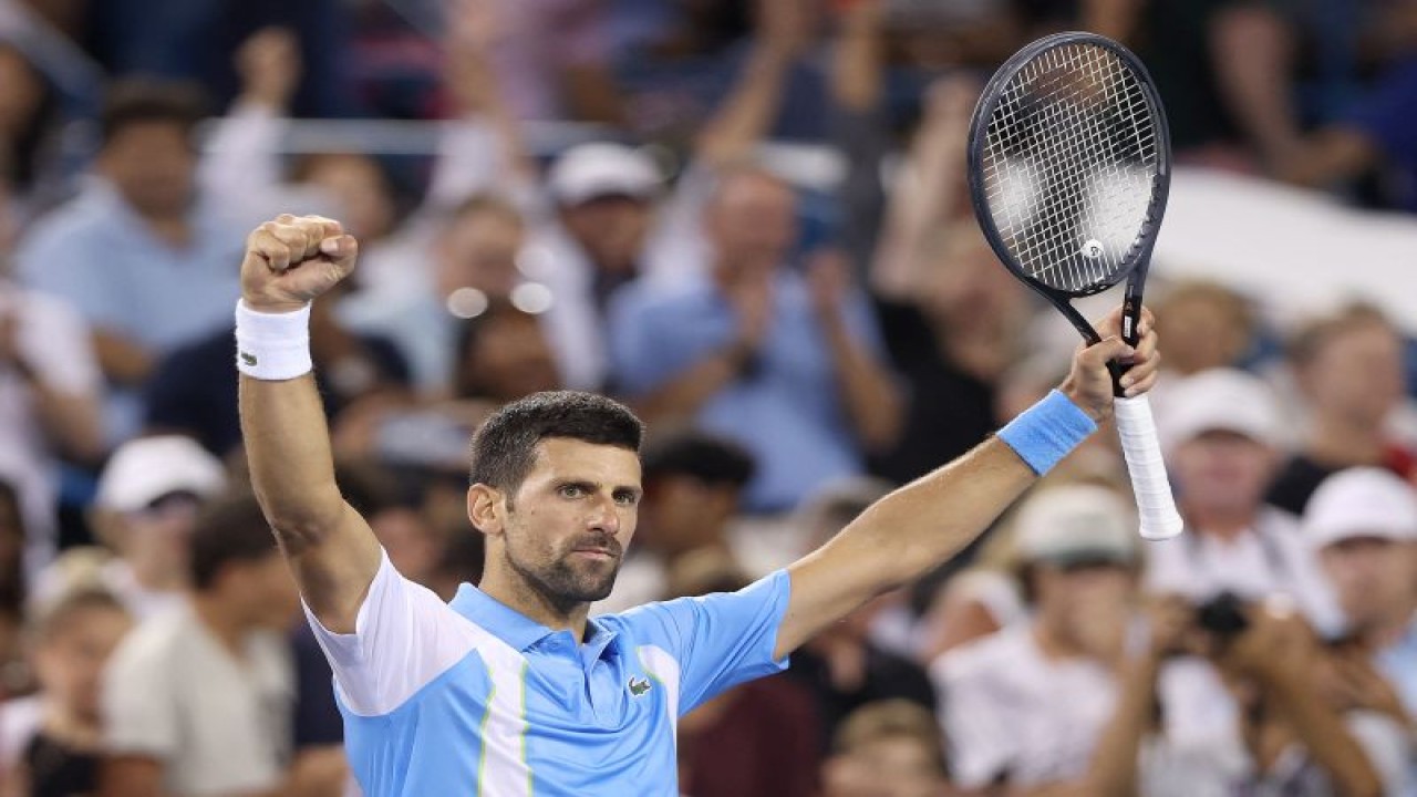 Petenis Serbia Novak Djokovic melakukan selebrasi usai mengalahkan Alexander Zverev (Jerman) pada babak semifinal Cincinnati Open 2023 di Lindner Family Tennis Center, Ohio, Amerika Serikat, Sabtu. (ANTARA/AFP/MATTHEW STOCKMAN)